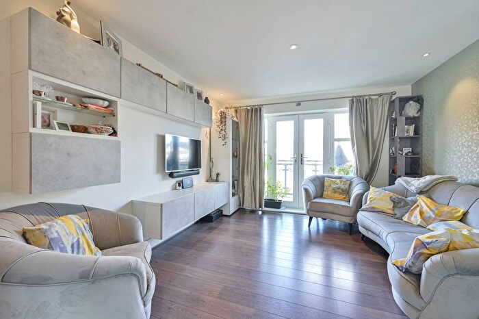 2 Bedroom Flat To Rent In Bader Way, Roehampton, London, SW15