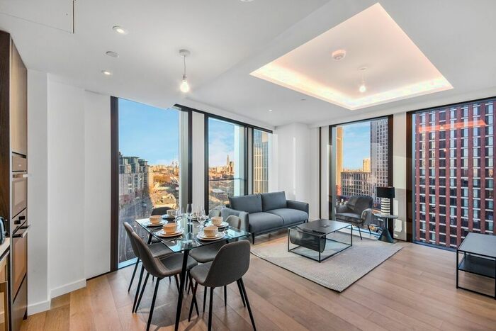 3 Bedroom Flat To Rent In Carnation Way, London, SW8