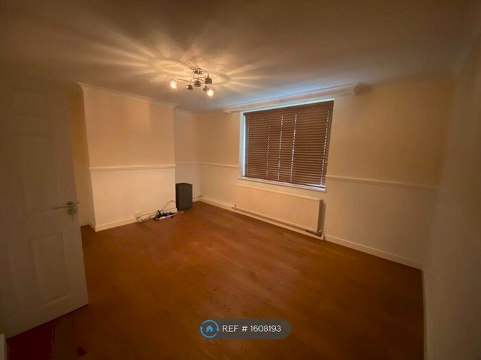 3 Bedroom Flat To Rent In Park Lane, Waltham Cross, EN8