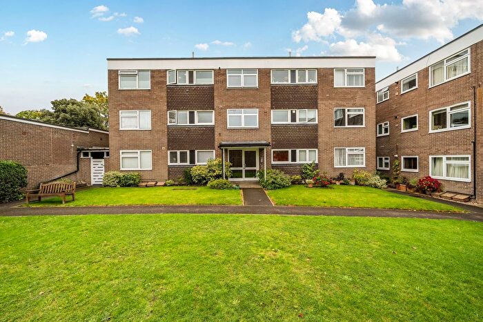 2 Bedroom Flat For Sale In Downs Hill Road, Epsom, KT18