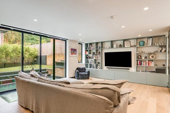 3 Bedroom Flat To Rent In Fitzjohns Avenue, Hampstead, London, NW3