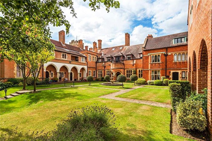 2 Bedroom Flat To Rent In Woking, Surrey, GU22