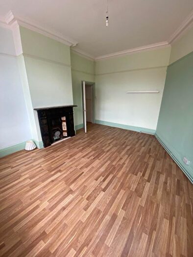 2 Bedroom Flat To Rent In High Street, Birmingham, West Midlands, B14