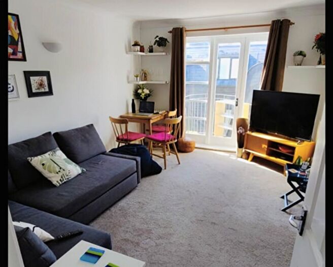 2 Bedroom Flat For Sale In Latchmere Road, London, SW11