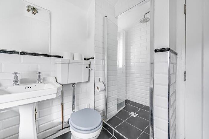 4 Bedroom House To Rent In Mayfield Avenue London, N14