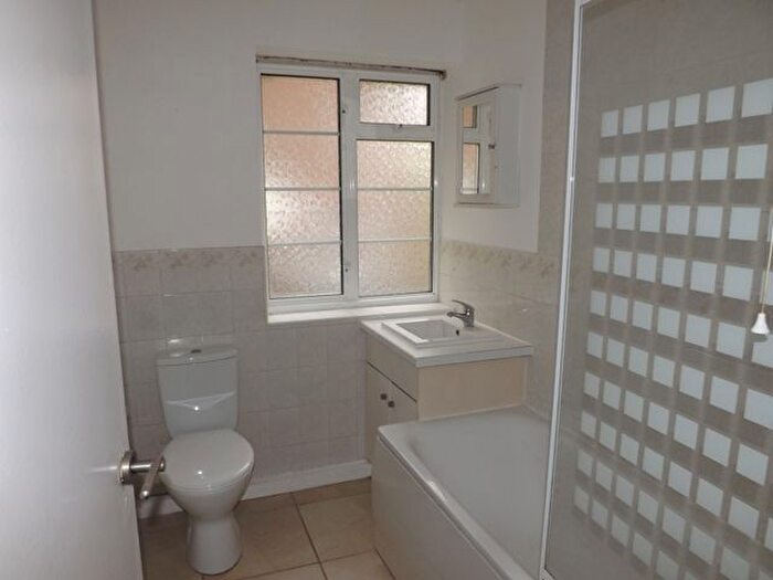2 Bedroom Flat To Rent In Barfields, Bletchingley, RH1