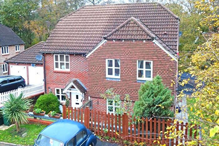 3 Bedroom Semi-Detached House To Rent In William Morris Way, Tollgate Hill, RH11