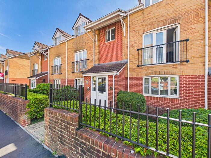 2 Bedroom Flat For Sale In Clarence Road, Kingswood, Bristol, BS15