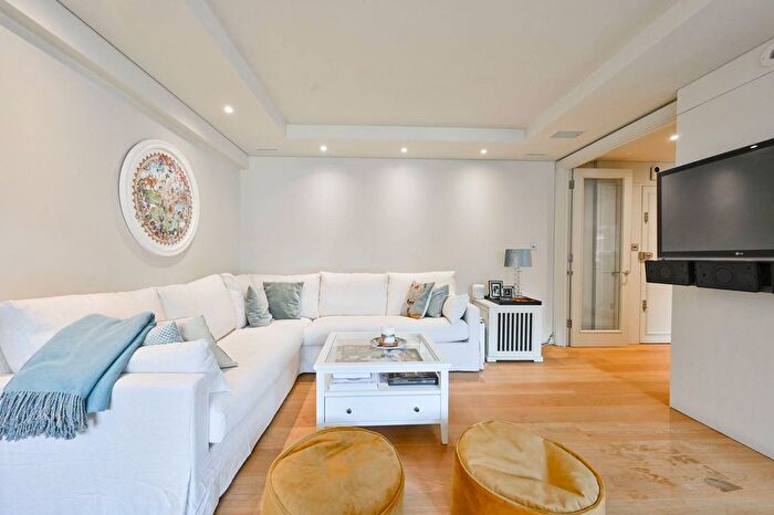 2 Bedroom Flat To Rent In Nottingham Terrace, Marylebone, London, NW1