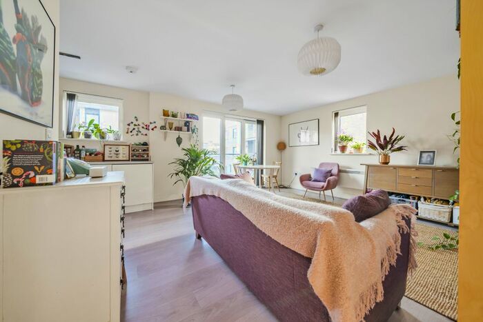 2 Bedroom Flat To Rent In George Mathers Road, London, SE11