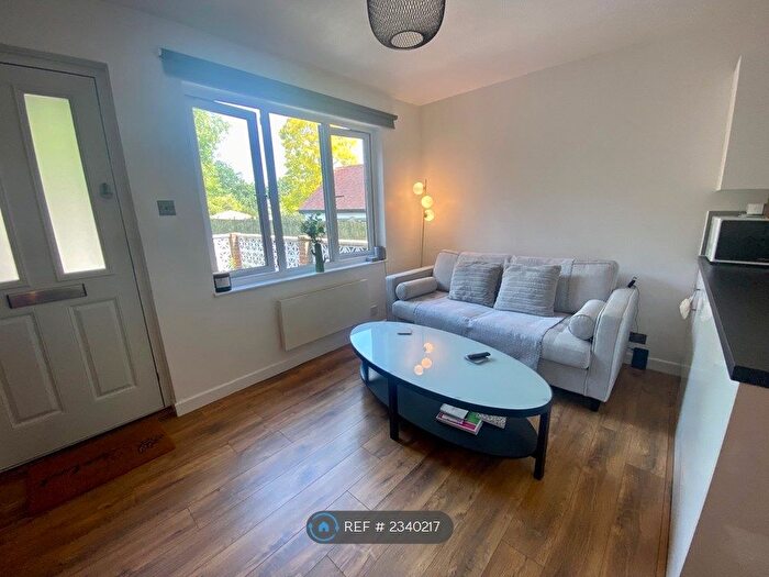 1 Bedroom Flat To Rent In Clovelly Gardens, London, SE19