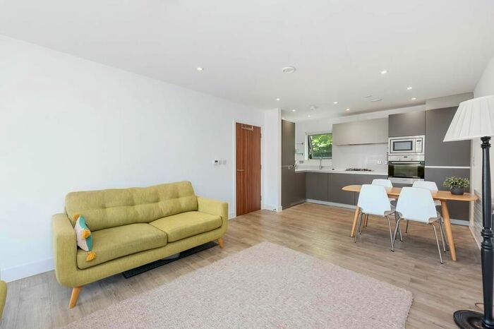 2 Bedroom Flat To Rent In Clapham Road, London, SW9