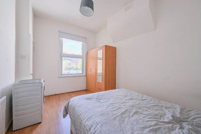 2 Bedroom Flat To Rent In Maidstone Road, Bounds Green, London, N11