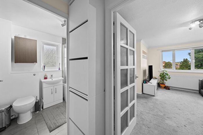 1 Bedroom Flat For Sale In Cornmow Drive, NW10