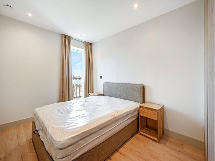 3 Bedroom Flat To Rent In The Draper, Caversham Rd, NW9