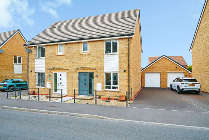3 Bedroom Semi-Detached House For Sale In Blackthorn Road, Didcot, OX11