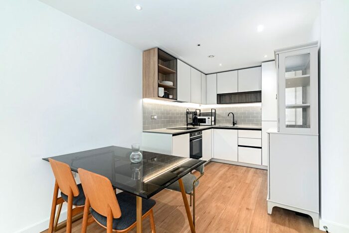 2 Bedroom Flat To Rent In Beaufort Square, London, NW9