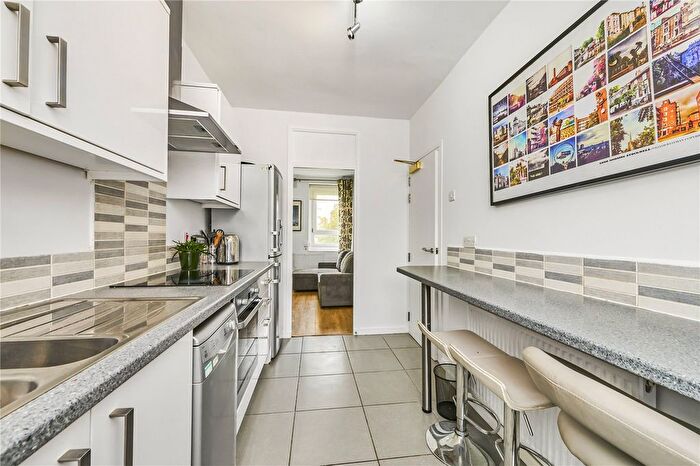 3 Bedroom Flat To Rent In Stockwell Road, London, SW9