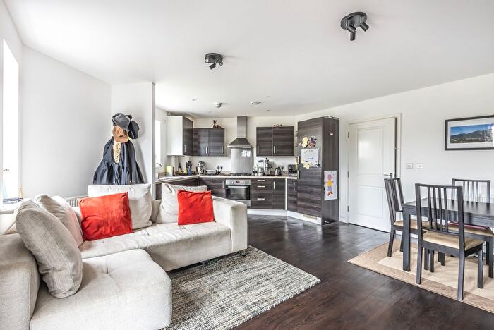 2 Bedroom Flat To Rent In Wells View Drive, Bromley, Kent, BR2