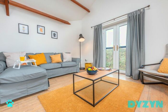 2 Bedroom Flat To Rent In Wedmore Road, Cardiff, CF11