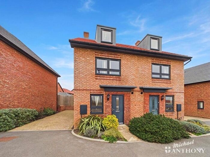 3 Bedroom Semi Detached House For Sale In Briggington Way, Leighton Buzzard, Bedfordshire, LU7