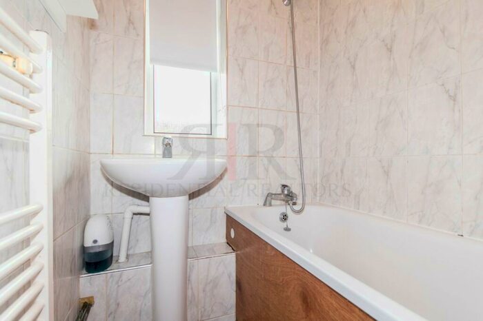 2 Bedroom Flat To Rent In Amery House, Kinglake Street, London, SE17