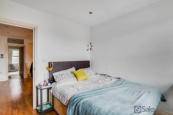 3 Bedroom Flat To Rent In Ritherdon Road, Tooting Bec, London, SW17