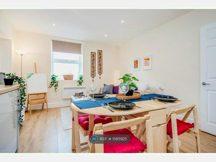 2 Bedroom Flat To Rent In Lord Lyon Pub, Newbury, RG8