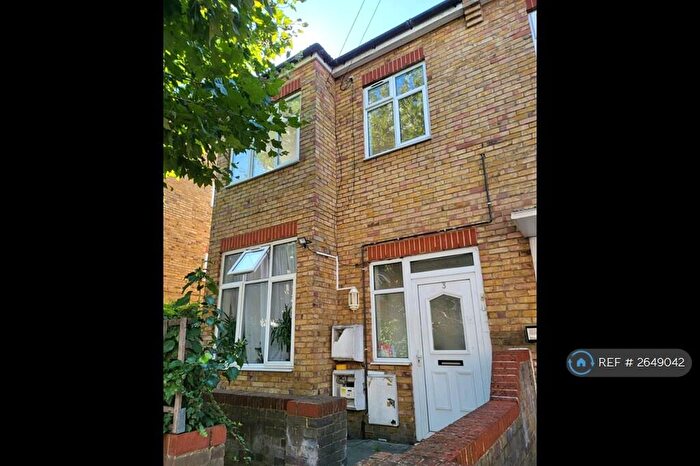 2 Bedroom Flat To Rent In Knightland Road, London, E5