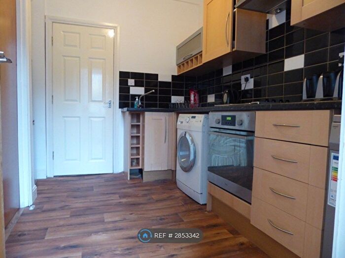 2 Bedroom Flat To Rent In Manchester Road, Huddersfield, HD4