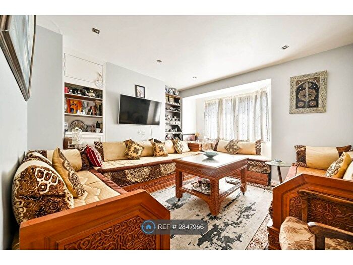 2 Bedroom Flat To Rent In Robertson House, London, SW17