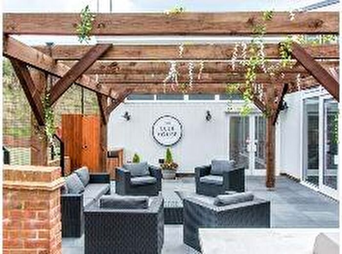 1 Bedroom Flat To Rent In Turnpike Lane, The Green, RH12