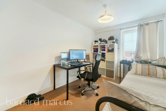 2 Bedroom Apartment To Rent In Station Approach, Epsom, KT19