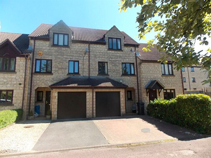 3 Bedroom Town House For Sale In Hanstone Close, Cirencester, GL7