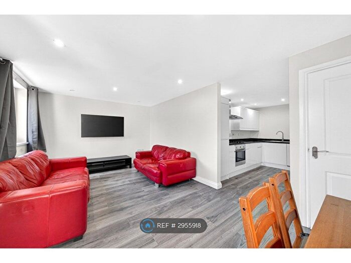 2 Bedroom Flat To Rent In Gateway Court, Sutton, SM1