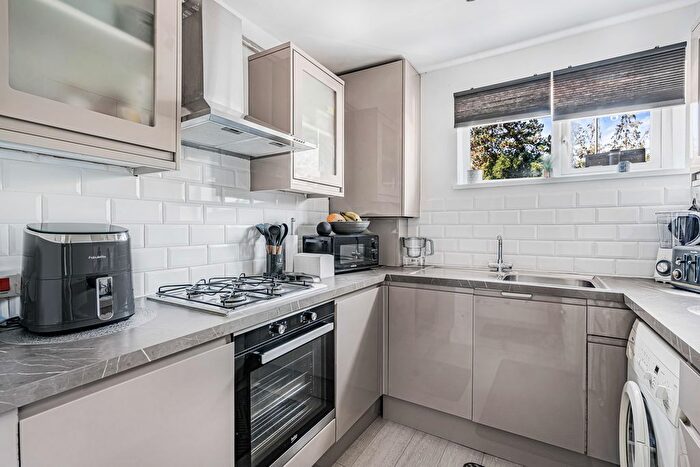 2 Bedroom Flat For Sale In London Road, Guildford, Surrey, GU4