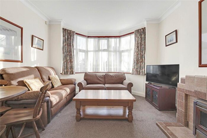 3 Bedroom End Of Terrace House For Sale In Wentworth Avenue, Finchley, N3
