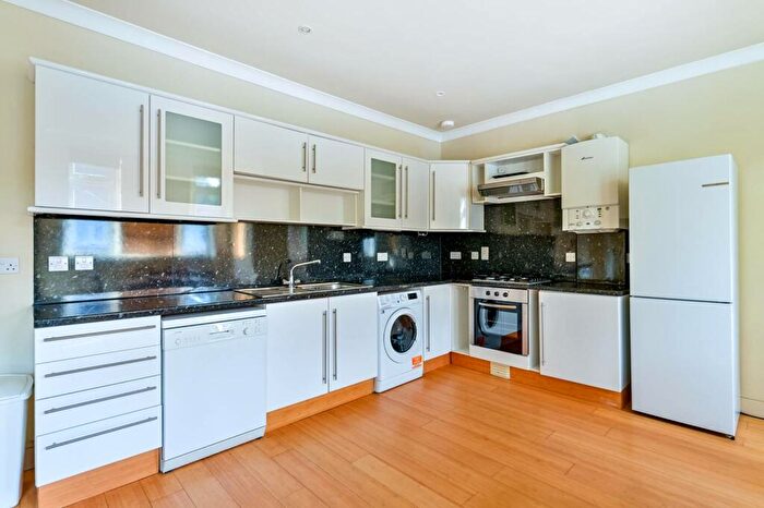 3 Bedroom Flat To Rent In Alric Avenue, New Malden, KT3