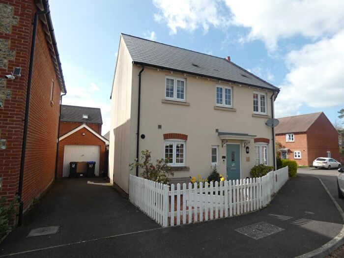 3 Bedroom Semi Detached House For Sale In Clover Lane, Durrington, Salisbury, SP4