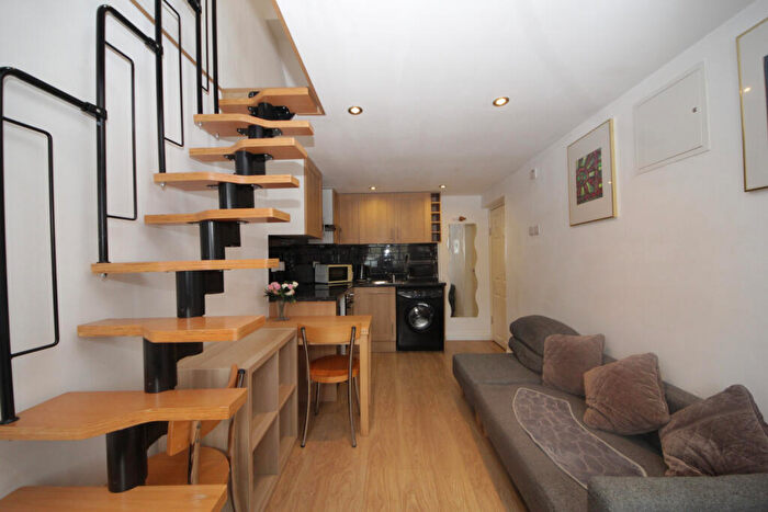 1 Bedroom Maisonette To Rent In Kinderton Close, Southgate, London, N14