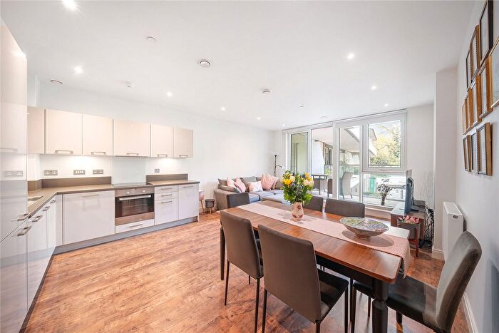 2 Bedroom Flat For Sale In Queenstown Road, Battersea, SW11