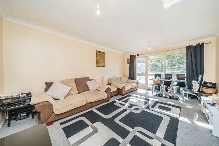 2 Bedroom Flat For Sale In Queens Road, Kingston Upon Thames, KT2