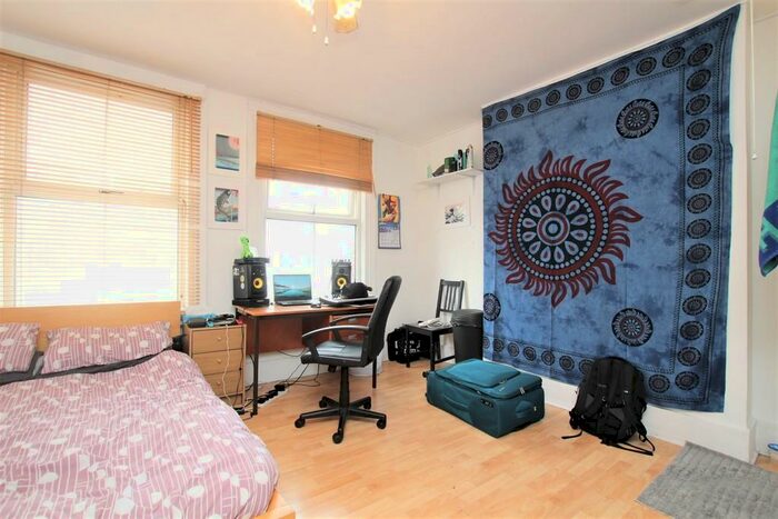 Studio To Rent In Commercial Road, Aldgate, London, E1