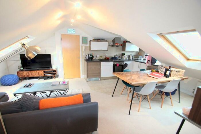 1 Bedroom Flat To Rent In Walton Road, East Molesey, KT8