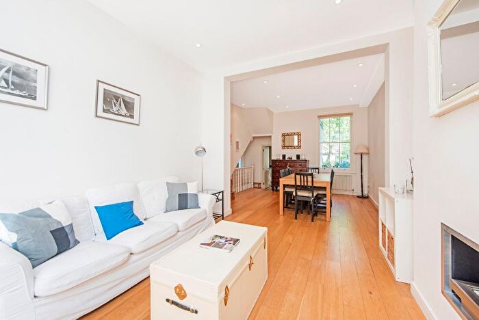 3 Bedroom Flat To Rent In Warriner Gardens, Battersea, London, SW11