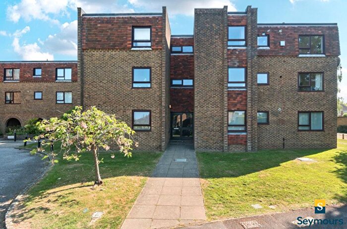 2 Bedroom Flat For Sale In Guildford, Surrey, GU4
