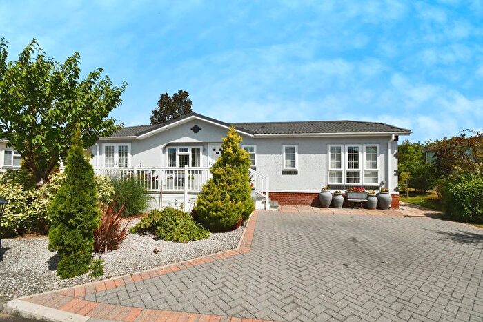 2 Bedroom Mobile/park Home For Sale In Minskip Road, Boroughbridge, York, YO51