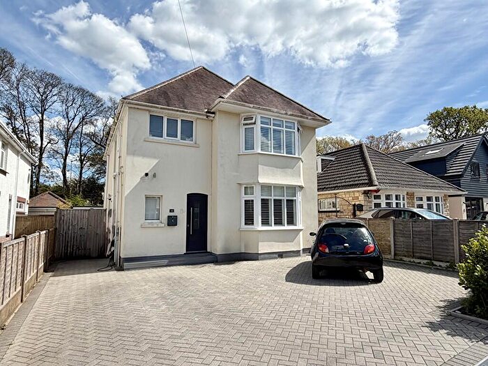 4 Bedroom Detached House For Sale In Clarendon Close, Broadstone, BH18