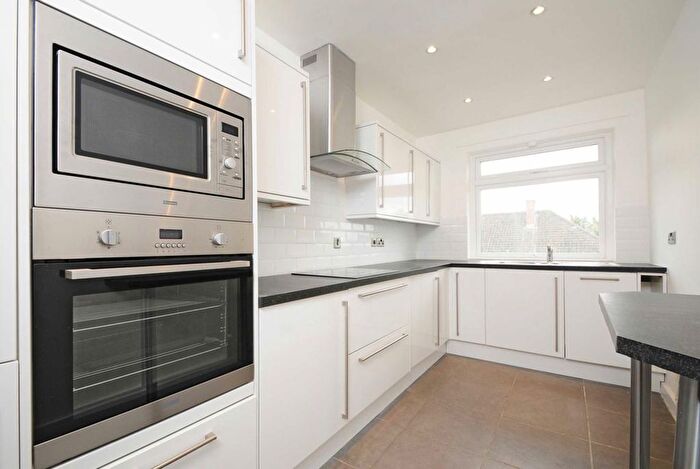 2 Bedroom Flat For Sale In Courtlands, Sheen Road, Richmond, TW10