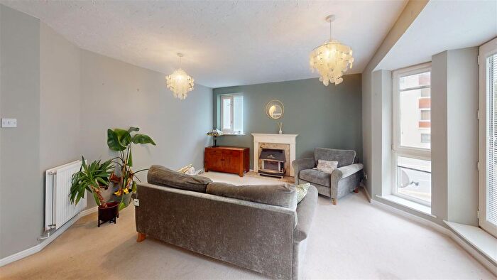 2 Bedroom Flat To Rent In Barquentine Place, Cardiff, CF10